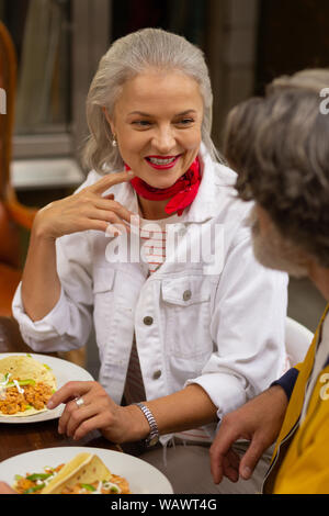 Bella donna adulta a parlare con suo marito. Foto Stock