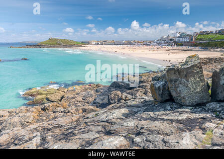 St Ives in Cornovaglia Occidentale, Inghilterra. Mercoledì 21 agosto 2019. Meteo REGNO UNITO: vacanzieri godere di una giornata di sole caldo e una brezza leggera a Porthmeor Foto Stock