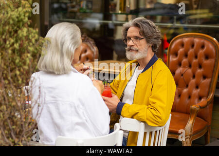 Uomo nel profondo del pensiero durante il suo pranzo. Foto Stock