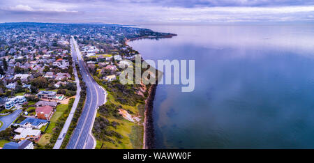 Panoramica aerea di Olivers collina accanto a Nepean Highway lungo la paesaggistica costa a Melbourne, Australia Foto Stock