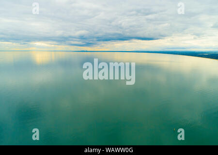 Tramonto sulla Port Phillip Bay in un giorno nuvoloso a Melbourne, Australia Foto Stock