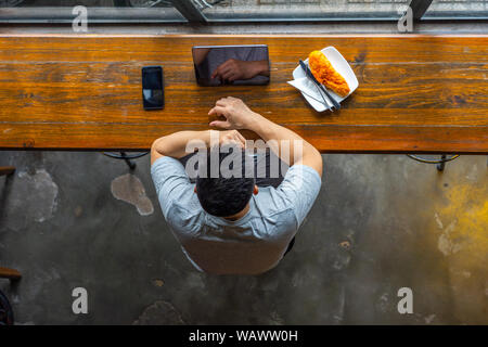 Vista superiore del businessman asiatiche utilizzano tablet al tavolo di legno Foto Stock