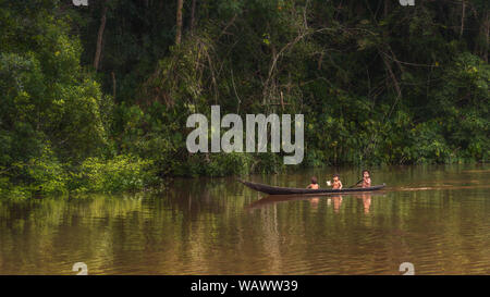 Bambini galleggiante lungo costa tropical fiume Orinoco. Foto Stock