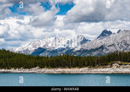 Escursionismo in alto a Kananaskis Lago nelle Montagne Rocciose Canadesi in Alberta. Foto Stock