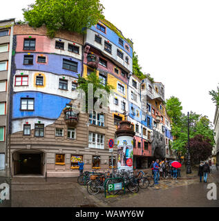 Una foto panoramica della casa Hundertwasser in un giorno di pioggia. Foto Stock