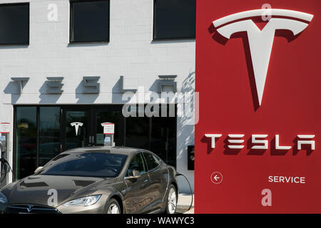 Un logo segno esterno di una Tesla concessionaria auto a Salt Lake City, Utah sulla luglio 28, 2019. Foto Stock