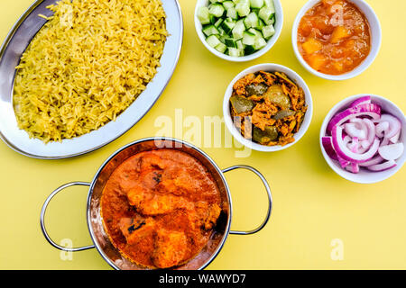 Stile Indiano burro Pollo al Curry e pilaf giallo Riso Riso Foto Stock