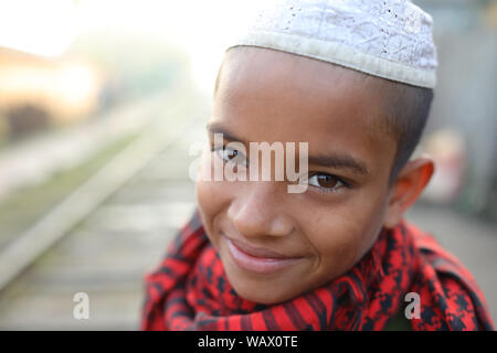 Ragazzo musulmano in una madrasa nel vecchio Dacca in Bangladesh Foto Stock