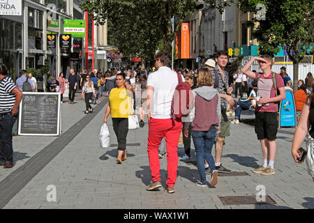 Cardiff area shopping di Queen Street persone amanti dello shopping a piedi negozi del passato in una giornata di sole in estate Luglio 2019 nel centro di Cardiff Wales UK KATHY DEWITT Foto Stock