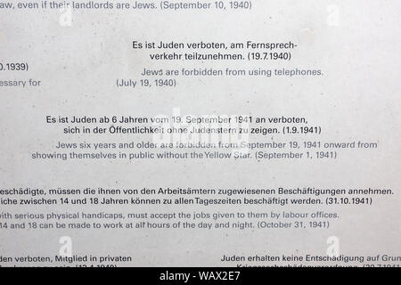 Sone dei nazisti durante la seconda guerra mondiale anti-stato ebraico decreti (non utilizzare i telefoni pubblici, devono indossare stella gialla) , Monaco di Baviera, Germania (INFO IN note). Foto Stock