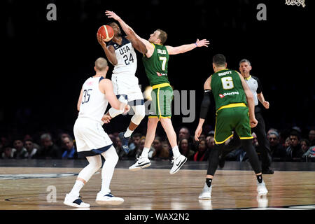 Melbourne, Australia. Il 22 agosto, 2019. Il 22 agosto 2019; Marvel Stadium, Melbourne, Victoria, Australia; Pallacanestro internazionale, Stati Uniti d'America basket contro Australia Boomer; Joe Ingles di Australia difende contro Harrison Barnes di Stati Uniti d'America - solo uso editoriale. Credit: Azione Plus immagini di sport/Alamy Live News Foto Stock