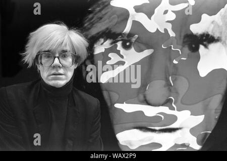 Andy Warhol all'inaugurazione della Mostra di Andy Warhol, Antonio d'Offay Gallery di Londra, 1986. Foto Stock