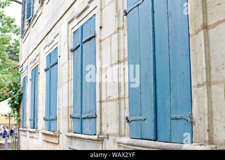 Facciata dell'edificio con grandi finestre di legno blu. Foto Stock