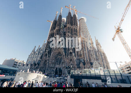 Barcellona, Spagna - Agosto 10, 2019: Sagrada Familia edificio esterno su caldo giorno d'estate a Barcellona Spagna con cielo blu Foto Stock