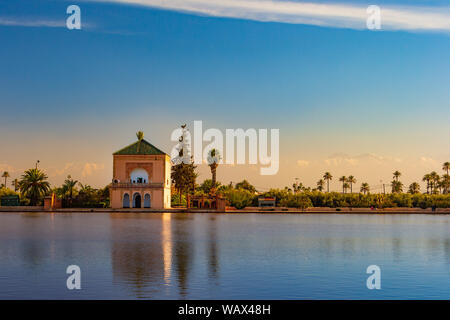 Menara Pavilion riflessa sulla piscina nel tardo pomeriggio di sole Foto Stock