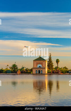 Menara Pavilion riflessa sulla piscina nel tardo pomeriggio di sole Foto Stock