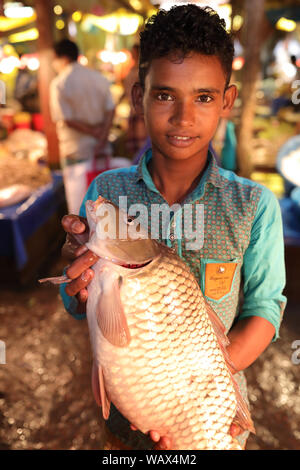 Portiere di giovani nel mercato presso il fiume Buriganga nella vecchia Dacca in Bangladesh Foto Stock