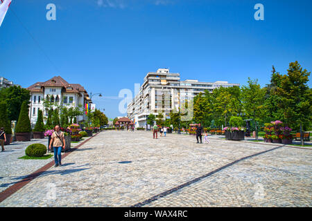 IASI, Romania - 19 agosto 2019: Pietonal strada in Iasi di fronte al Municipio e la Cattedrale ortodossa Foto Stock