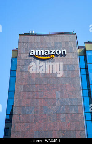 IASI, Romania - 19 agosto 2019: Amazon company logo del rivenditore su edificio per uffici di Iasi Foto Stock