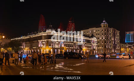 Baku in Azerbaijan Agosto 19, 2019 Vista della vecchia casa architettonici e moderni grattacieli torri a fiamma di notte Foto Stock