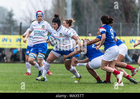 Melissa Bettoni che rompe il placaggio di Thomas Caroline durante l ITALIA VS FRANCIA - SEI NAZIONI FEMMINILE, Padova, Italia, 17 Mar 2019, Rugby Nazional Foto Stock