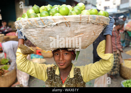 Portiere di giovani nel mercato presso il fiume Buriganga nella vecchia Dacca in Bangladesh Foto Stock