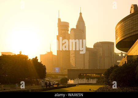 Shanghai, Huangpu District, Cina - Skyline di edifici per uffici dal Parco Renmin (Piazza del Popolo). Foto Stock