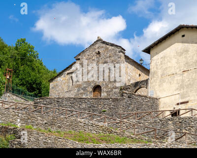 Antica chiesa a Vagli Sotto, in Garfagnana, Italia. Dedicato a Sant'Agostino che risale al XI secolo e si siede accanto ad un ex convento. Foto Stock