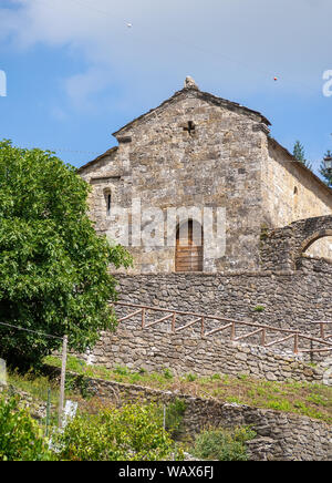 Antica chiesa a Vagli Sotto, in Garfagnana, Italia. Dedicato a Sant'Agostino che risale al XI secolo e si siede accanto ad un ex convento. Foto Stock