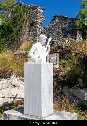 CAMPOCATINO, VAGLI SOTTO, Lucca, Italia Agosto 8, 2019: una statua in marmo di David Bowie in Camponcatino. Egli ha utilizzato per visitare regolarmente. Foto Stock