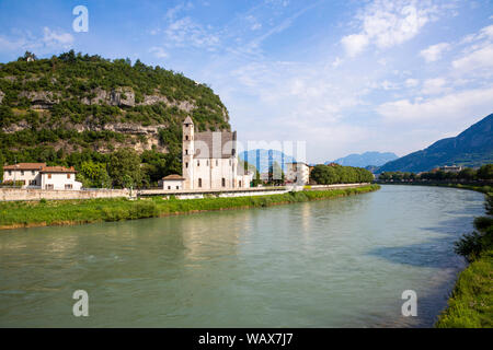 Trento (Italia) - Sant'Apollinare chiesa romanica a Trento, lungo il fiume Adige, Italia settentrionale Foto Stock