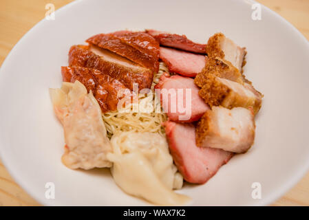 Noodle con anatra arrosto e arrosto di maiale, cibo tailandese, cucina Cinese Foto Stock
