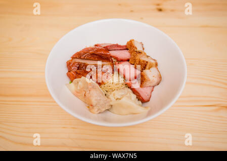 Noodle con anatra arrosto e arrosto di maiale, cibo tailandese, cucina Cinese Foto Stock