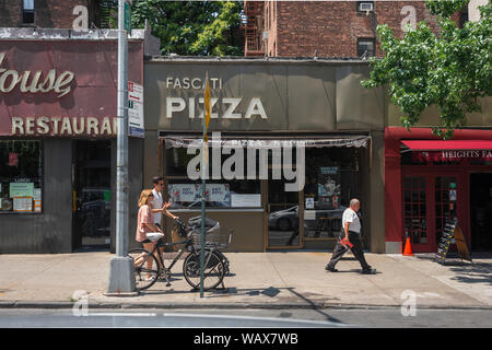 Brooklyn street, vista in estate del popolo passato a piedi negozi di Henry Street, Brooklyn Heights, New York City, Stati Uniti d'America Foto Stock