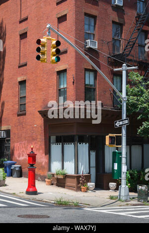 Brooklyn Heights, vista in estate di un angolo di strada in un tipico quartiere residenziale di Brooklyn Heights, Brooklyn, New York City, USA Foto Stock