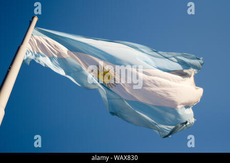 Bandiera argentina sventolare su una soleggiata giornata contro il cielo blu en Buenos Aires Argentina Foto Stock