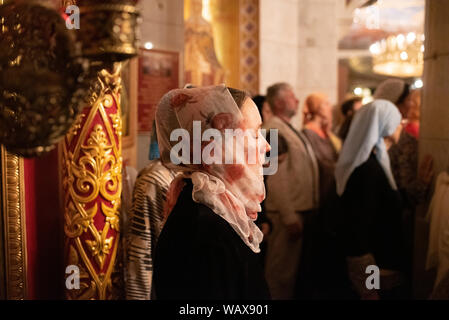 La processione est longue et fatigante pour les centaines de pèlerins qui ont pu atteindre la crypte. Les prières sont réplétives. Le service divin a l Foto Stock