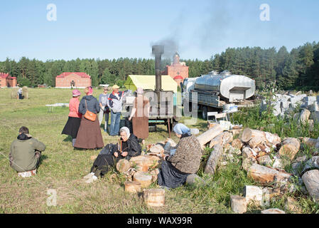 Les pèlerins ont requestionnés certuni véhicules de l'Armée qui servent de cucina mobile. Les prières terminées, les pèlerins se reposent. La cuisin Foto Stock