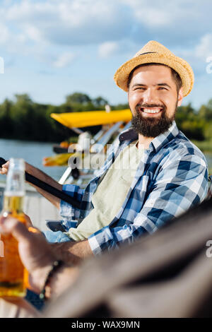 Bello dark-eyed uomo a bere birra con padre Foto Stock