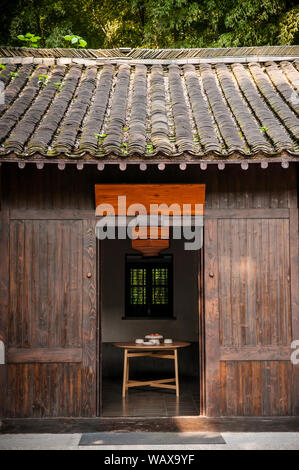 AUG 18, Hangzhou, Cina : porta di ingresso del vecchio stile cinese country house nel piccolo villaggio chiamato 'Fayun' vicino al Tempio Lingyin monastero buddista Foto Stock