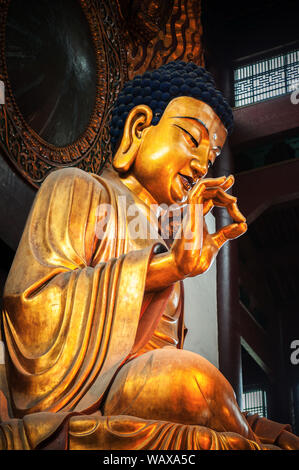 17 AGO 2011 Hangzhou, Cina : Golden Buddha Shakyamuni statua presso la Grand Hall di grande salvia al tempio Linyin, è stato scolpito nel 1956 durante la Dinastia Tang st Foto Stock