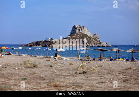 Kos: spiaggia di Agios Stefanos con Kastri isola in background Foto Stock