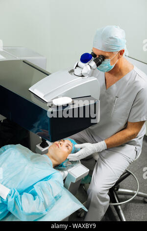 Professional smart medico tenere i pazienti a testa fissa Foto Stock