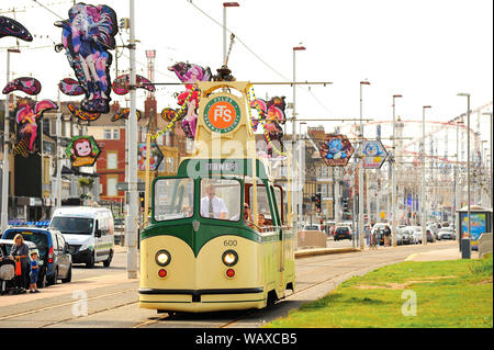Patrimonio di Blackpool il tram numero 600 sul lungomare a South Shore in estate Foto Stock