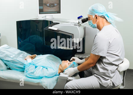 Intelligent medico esperto cercando di aiutare il paziente Foto Stock