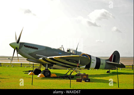 1940s tempo di guerra weekend,Lytham,Lancashire,UK, Replica Spitfire fighter sul display Foto Stock