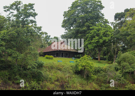 Guest house al centro del lago del Periyar nel Parco Nazionale del Periyar e Wildlife Sanctuary, Thekkady Kerala, India Foto Stock