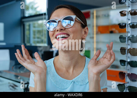 Il piacere emotivo essendo donna nei suoi nuovi occhiali Foto Stock