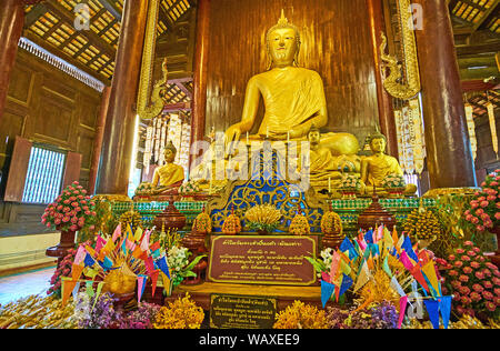 CHIANG MAI, Thailandia - 2 Maggio 2019: l'altare di legno di teak viharn (preghiera hall) di Wat Phan Tao tempio è decorato con dorato immagini di Buddha, modello a specchio Foto Stock