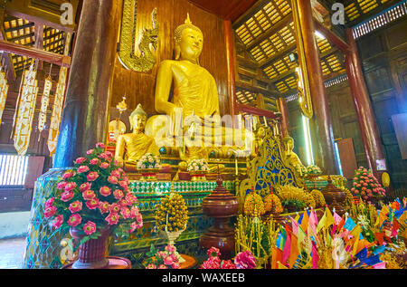 CHIANG MAI, Thailandia - 2 Maggio 2019: Il viharn (preghiera hall) di Wat Phan Tao tempio è decorato con immagini di Buddha seduto su specchio ornati piedistallo, Foto Stock